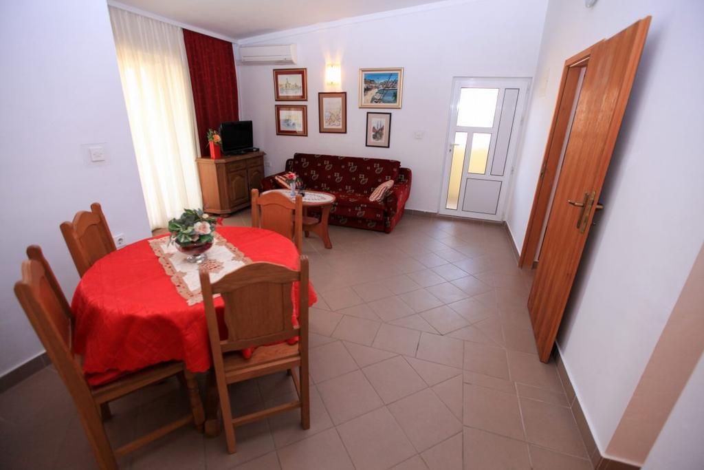 Apartments Franc Povljana Pokój zdjęcie
